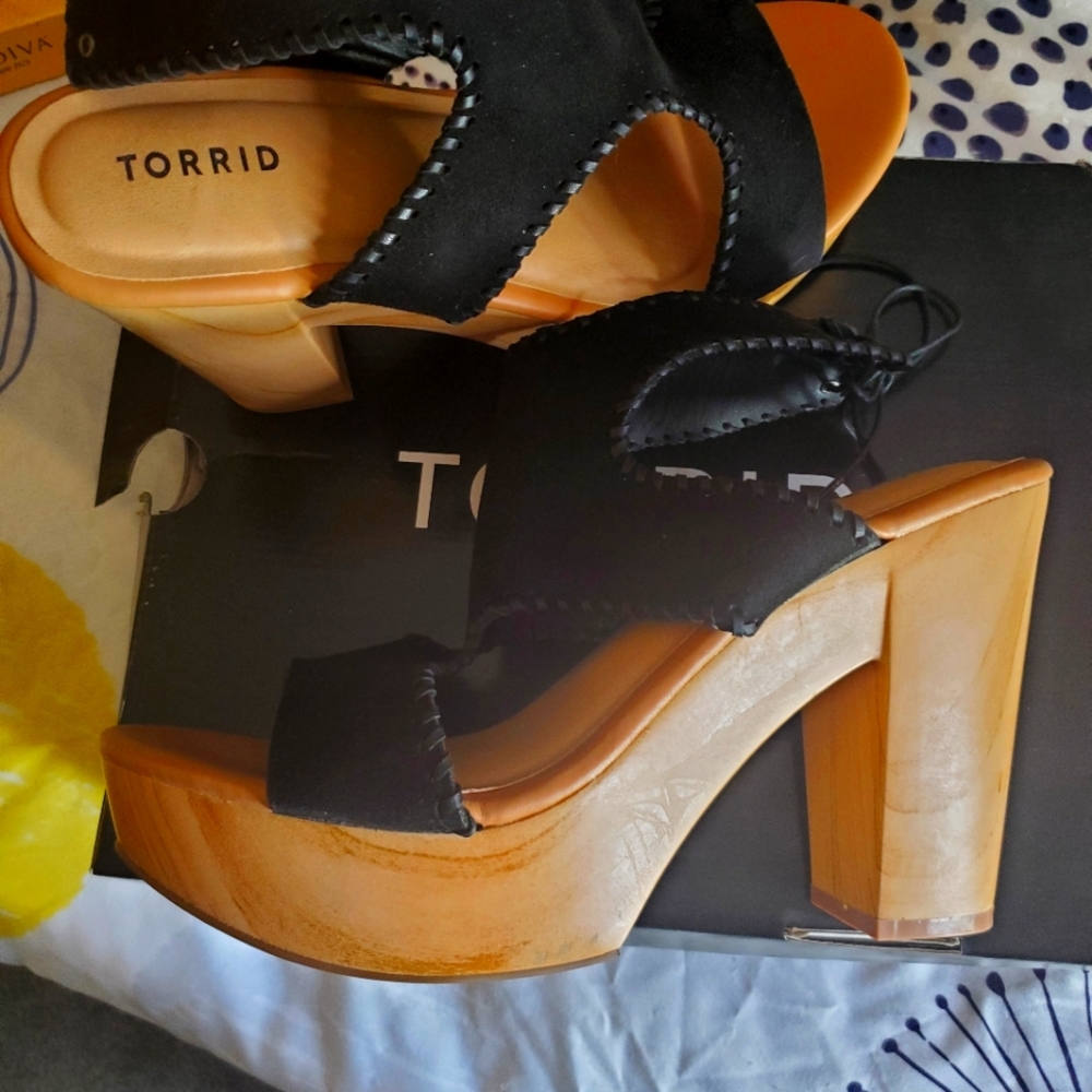 TORRID  CHUNKY, HIGH SANDALS SIZE 9.5